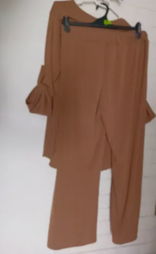 Conjunto pantalón y blusa beige