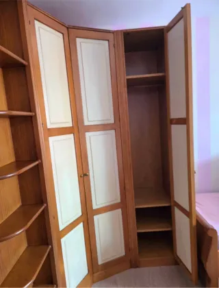 Armario esquinero de madera