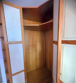 Armario esquinero de madera