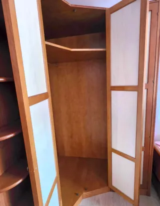 Armario esquinero de madera