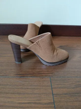Zuecos tacón beige/marrón ante