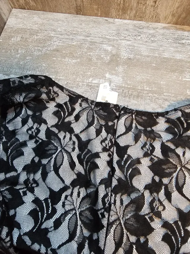 Vestido con detalles de encaje