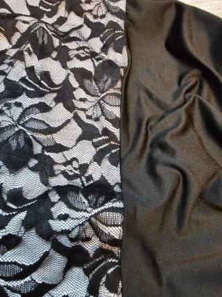 Vestido negro con detalles de encaje