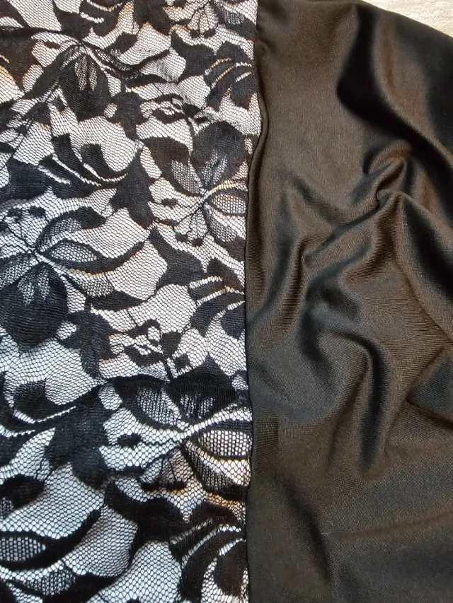 Vestido con detalles de encaje