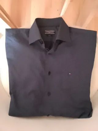Camisa Tommy Hilfiger Talla M-L Azul oscuro.