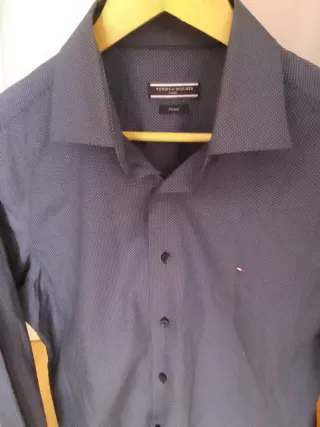Camisa Tommy Hilfiger Talla M-L Azul oscuro.