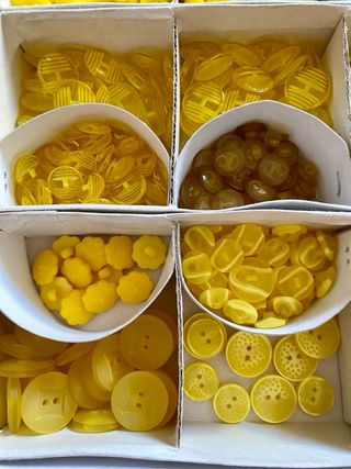 Lotto bottoni vintage gialli e panna assortiti