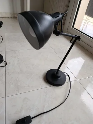 Lámpara de escritorio negra
