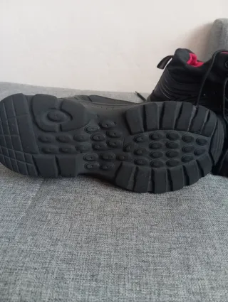Zapatos de seguridad negros y rojos