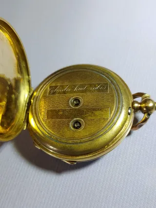 Reloj de bolsillo antiguo de oro.