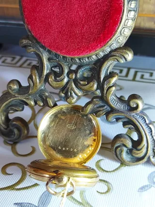 Reloj de bolsillo antiguo de oro.