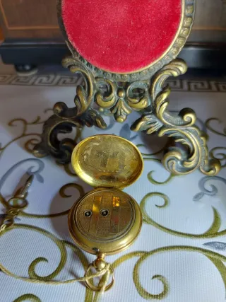 Reloj de bolsillo antiguo de oro.