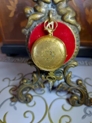 Reloj de bolsillo antiguo de oro.