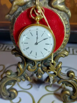 Reloj de bolsillo antiguo de oro.