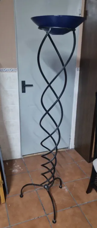 Florero de hierro  con plato de cristal azul