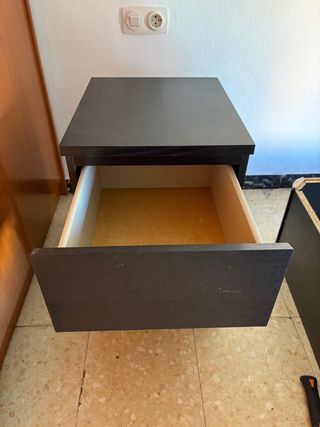 Mesita de noche de madera oscura