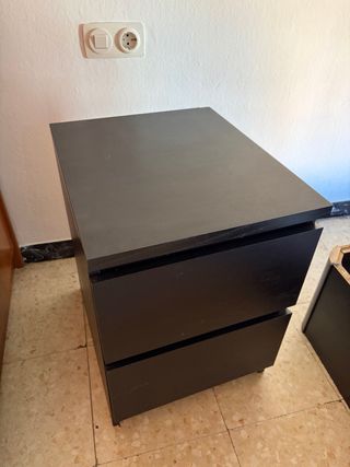 Mesita de noche de madera oscura