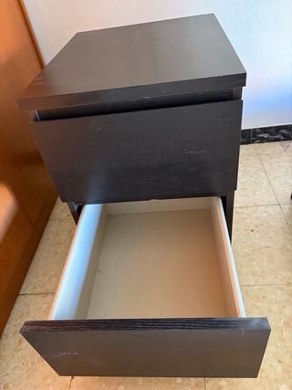 Mesita de noche de madera oscura