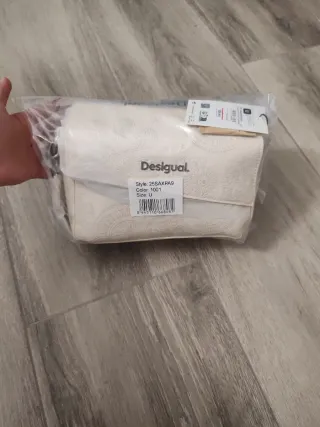 Bolso Desigual blanco con relieve