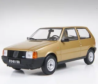 Fiat Uno. Escala 1:24. Dorado. Nuevo.