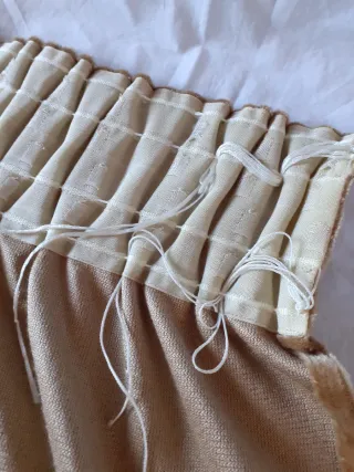 Volantes de terciopelo beige con flecos.