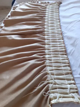 Volantes de terciopelo beige con flecos.