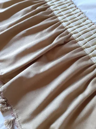 Volantes de terciopelo beige con flecos.