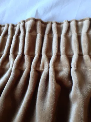 Volantes de terciopelo beige con flecos.