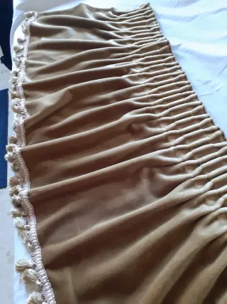 Volantes de terciopelo beige con flecos.