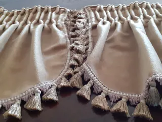 Volantes de terciopelo beige con flecos.