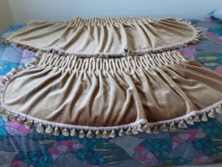 Volantes de terciopelo beige con flecos.