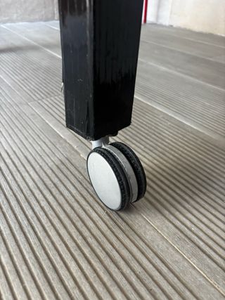 Mesa negra ampliable con ruedas