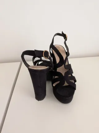 Zapatos de tacón negros. Tacones. T.36