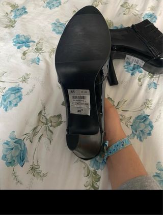 Zapatos abotinados negros de Naf Naf