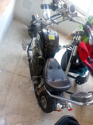 Moto eléctrica estilo cruiser negra