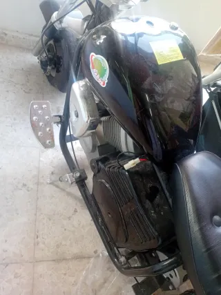 Moto eléctrica estilo cruiser negra