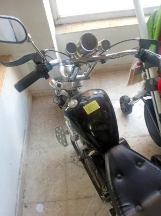 Moto eléctrica estilo cruiser negra