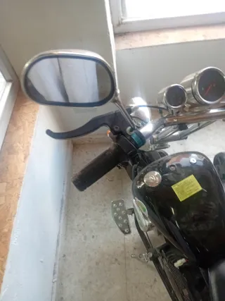 Moto eléctrica estilo cruiser negra