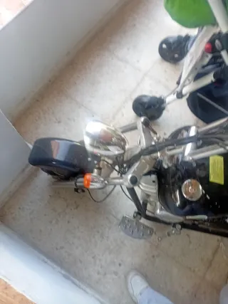 Moto eléctrica estilo cruiser negra