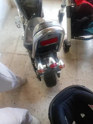 Moto eléctrica estilo cruiser negra