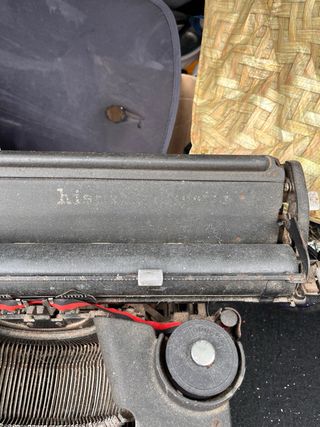 Máquina de escribir antigua Hispano Olivetti