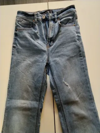 Pantalón vaquero Stradivarius campana talla 34