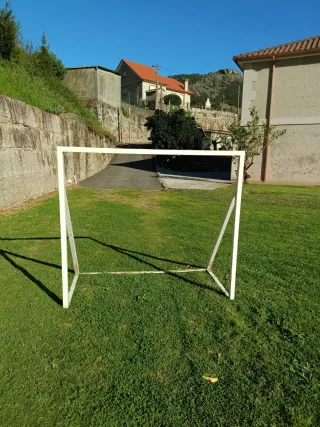 Portería de fútbol blanca