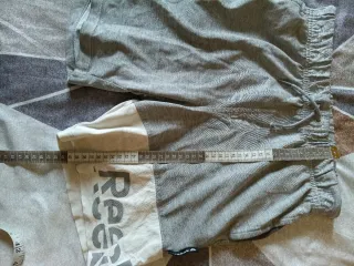 Pantalón corto deportivo Reebok gris y blanco