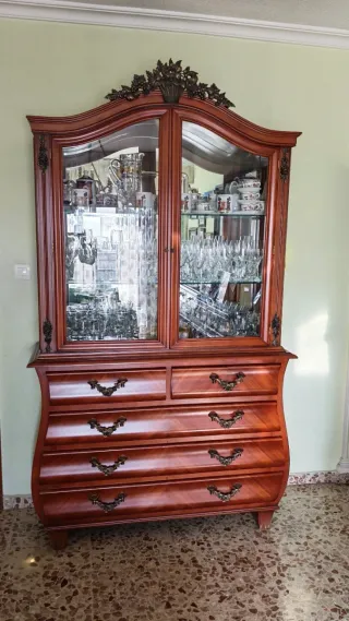 Mueble vitrina madera y cristal en perfecto estado