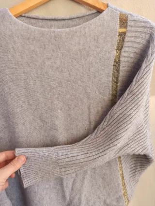 Jersey de lana gris con detalles dorados