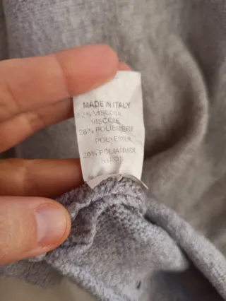 Jersey de lana gris con detalles dorados