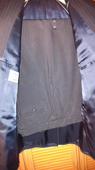 Traje de chaqueta negro con rayas. Lotrec.