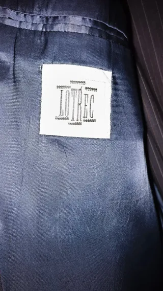 Traje de chaqueta negro con rayas. Lotrec.