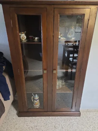 Vitrina de madera y cristal